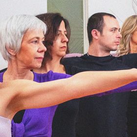 Foto di insegnante di Yoga Integrale mentre mostra un esercizio