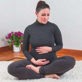 Foto di insegnante di Yoga Integrale mentre mostra un esercizio