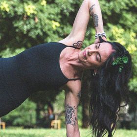 Foto di insegnante di Yoga Integrale mentre mostra un esercizio