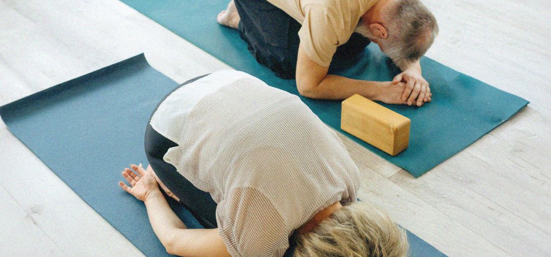 Due anziani eseguono un esercizio di ginnastica dolce