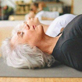 Foto di insegnante di Yoga Integrale mentre mostra un esercizio