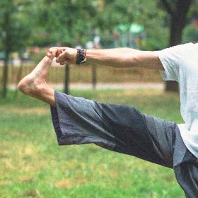 Foto di insegnante di Yoga Vitalis mentre mostra un esercizio