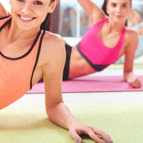 Foto di insegnante di Yoga Integrale mentre mostra un esercizio