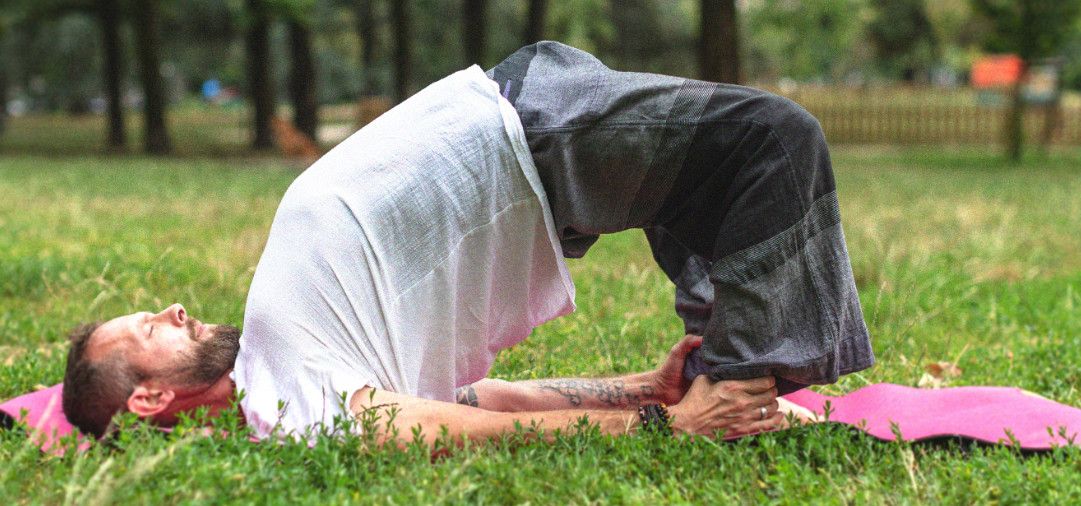 Un gruppo di persone esegue esercizi di ginnastica posturale